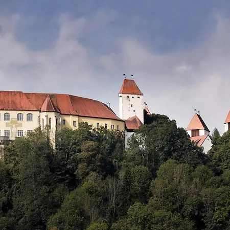 Schloss Neuburg - Hoftaferne 4*